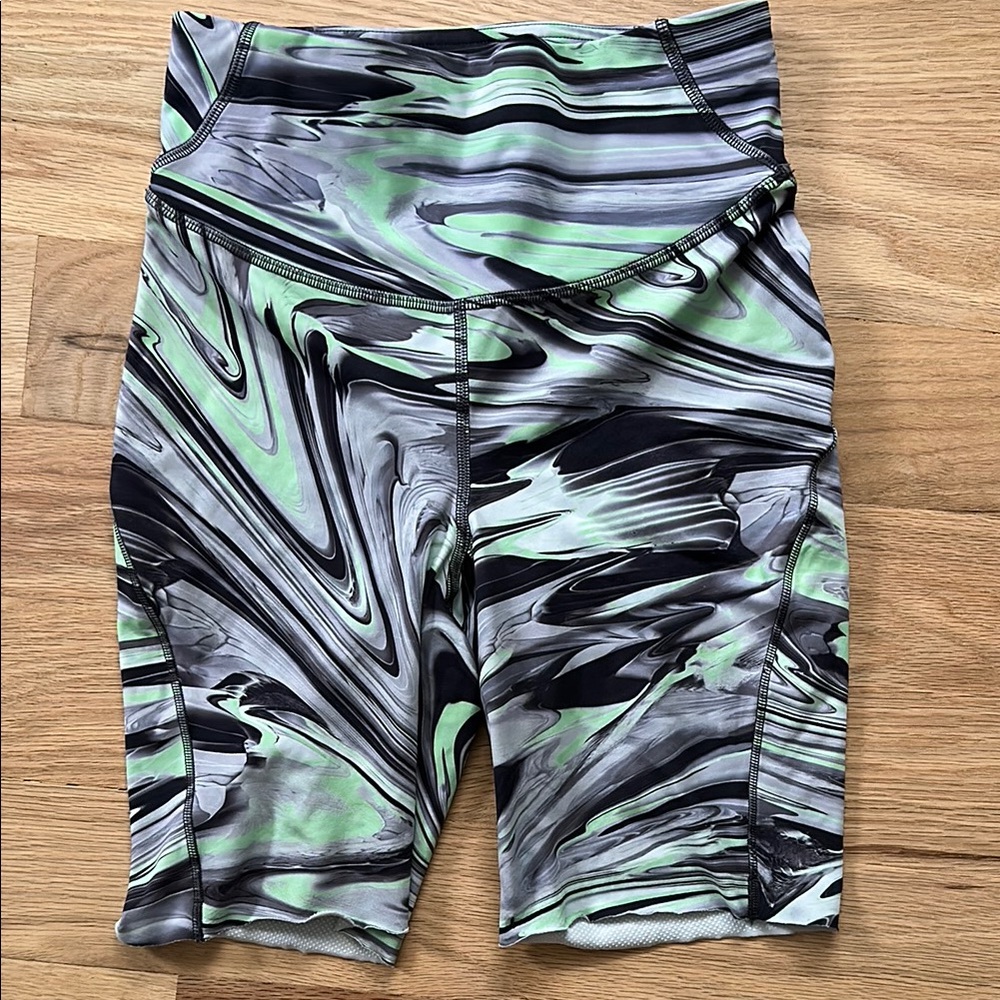 Lululemon high rise marbled bike shorts, green/gray/black 7" inseam sz 4